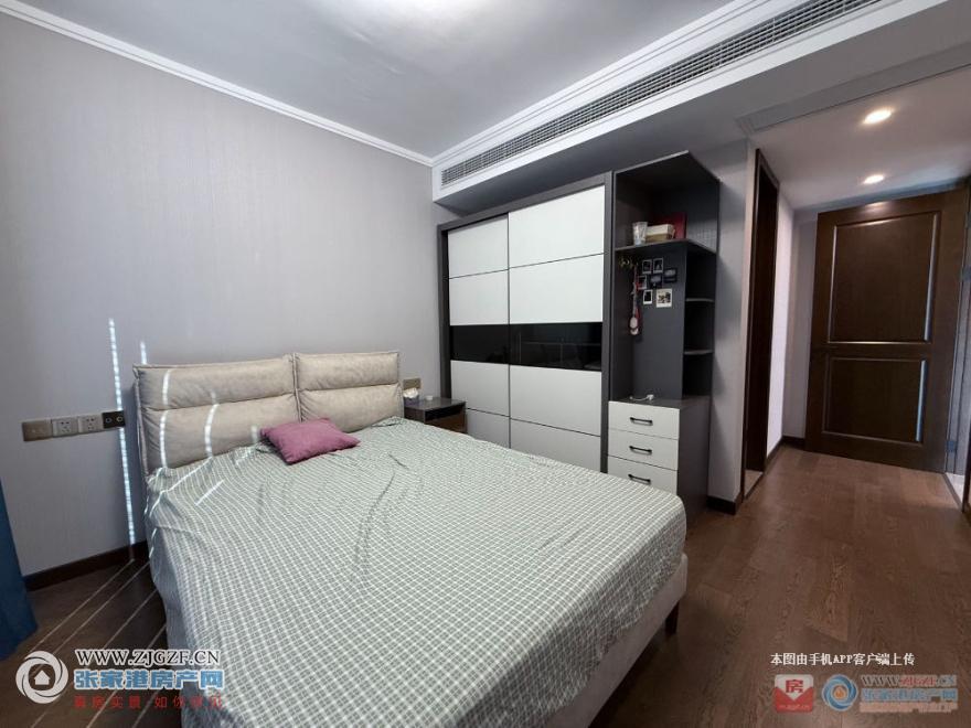 141748124.jpg?x-oss-process=image/resize,w_880