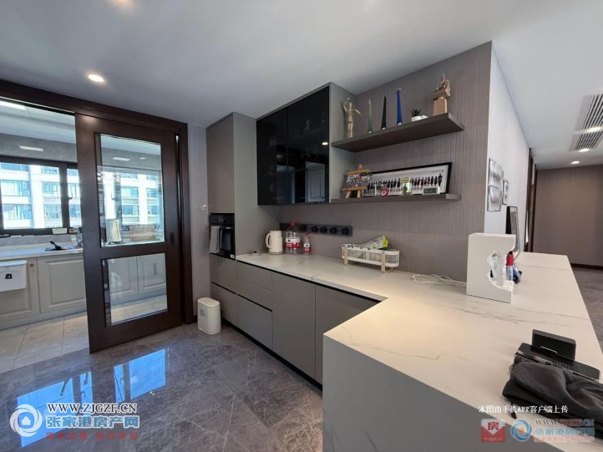 141750548.jpg?x-oss-process=image/resize,w_880