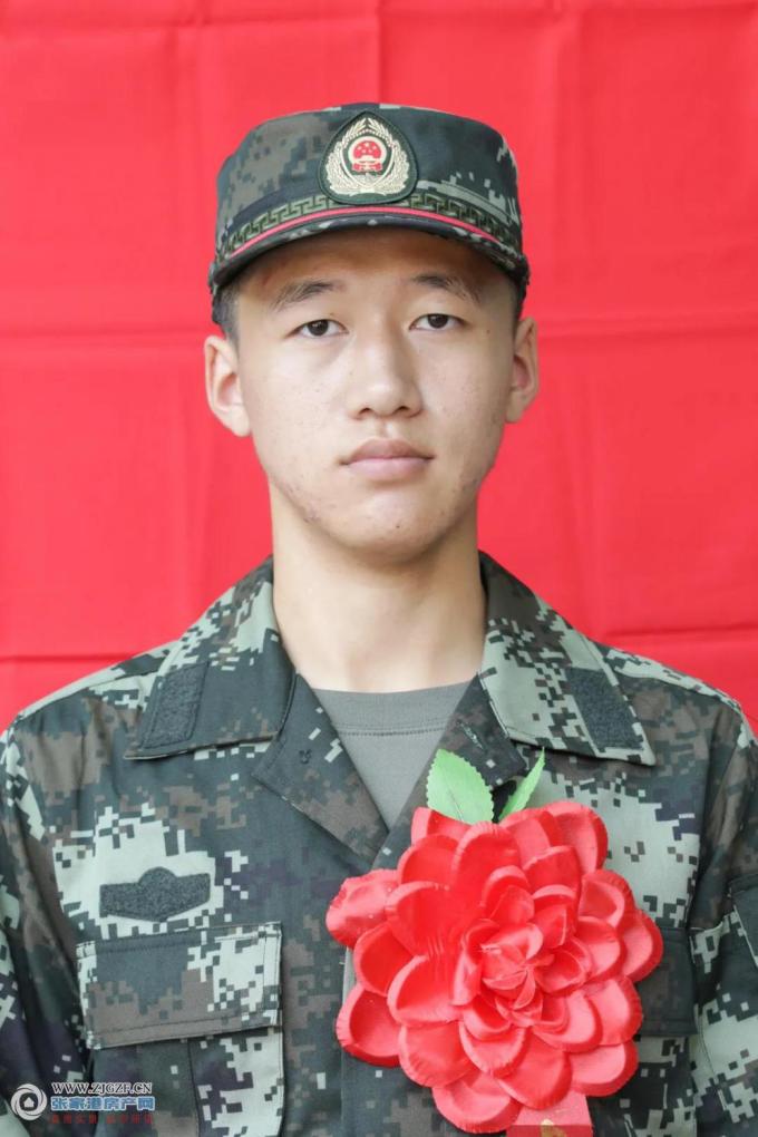 凤凰镇共有9名优秀青年被批准光荣入伍,大