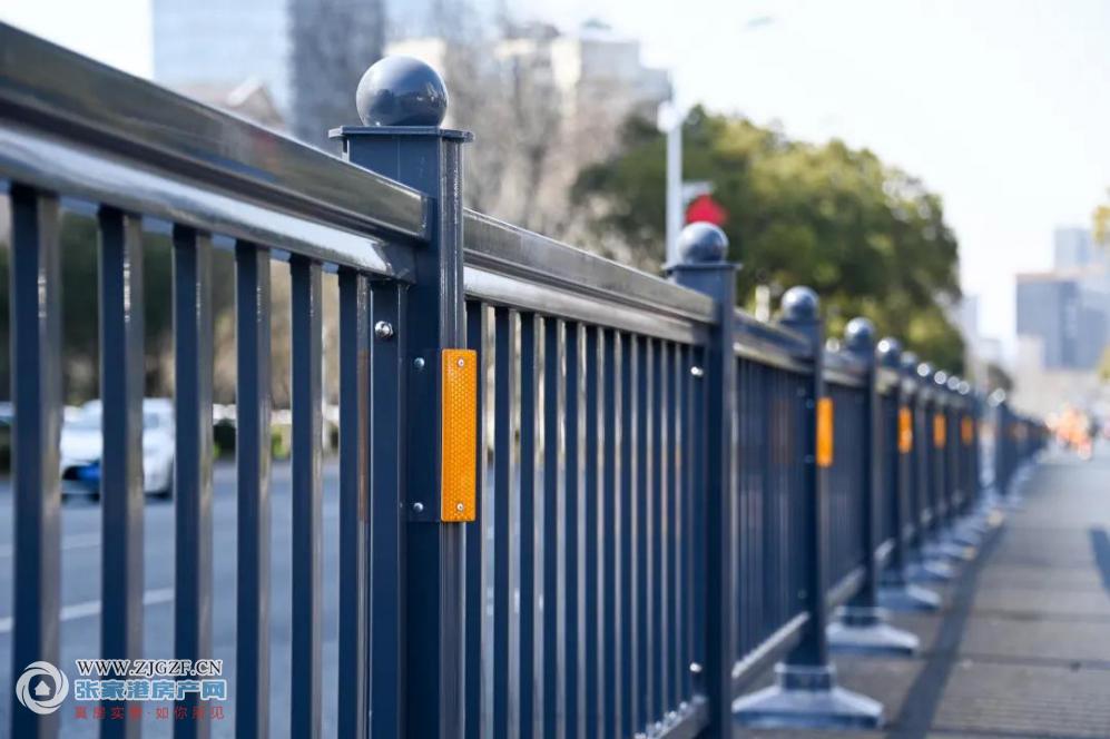 新款护栏采用固定式路面安装方式