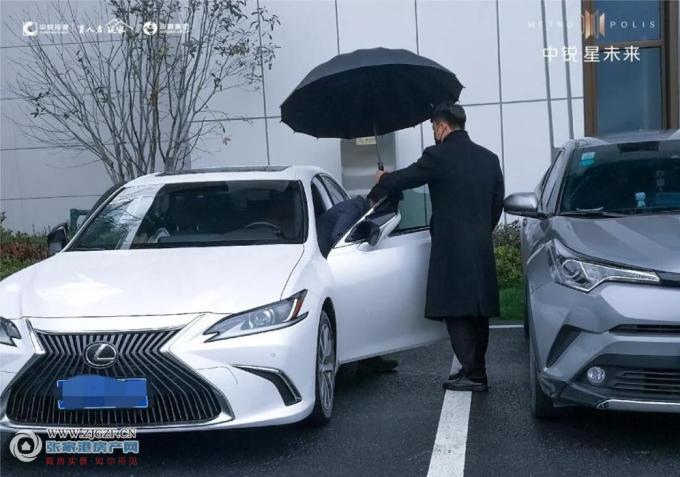 如遇到雨天或炎热天气并以至高礼仪为客户开车门实拍图礼宾岗的迎宾员