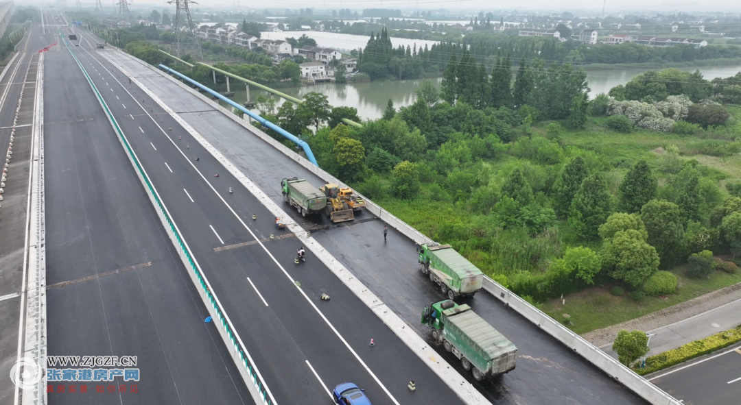 346国道张家港绕城段改扩建工程开始进行最后一段沥青摊铺作业,预计6