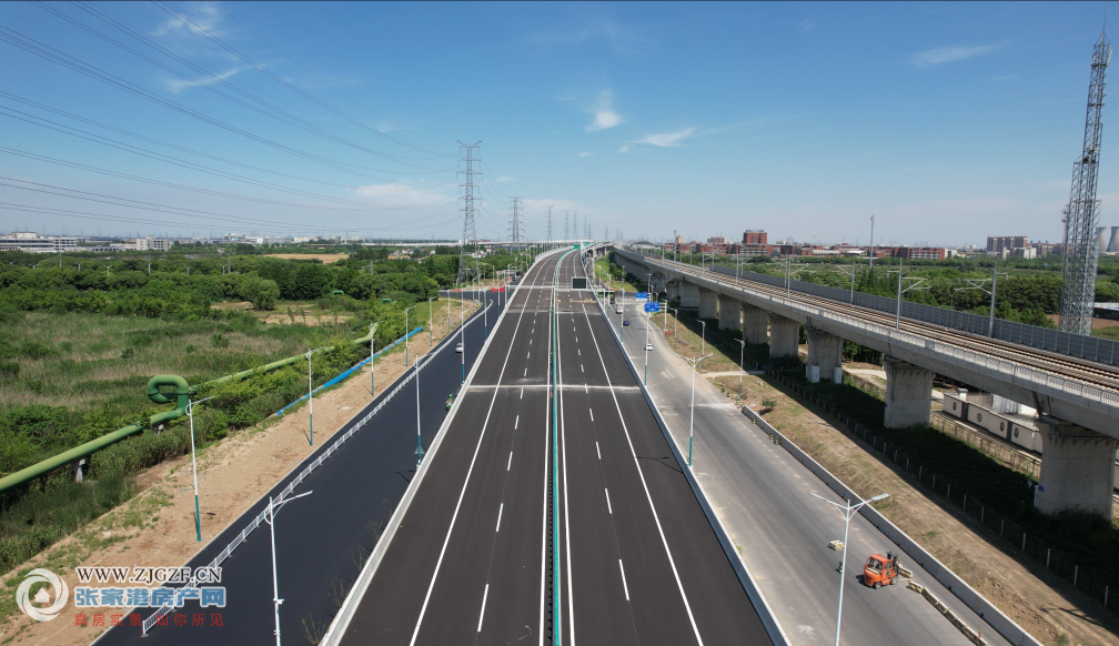 346国道张家港绕城段改扩建工程开始进行最后一段沥青摊铺作业,预计6